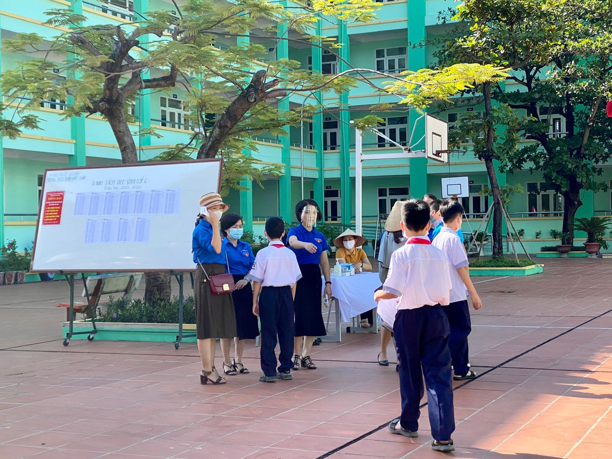 Các học sinh tới trường đều được đo thân nhiệt, sát khuẩn tay.