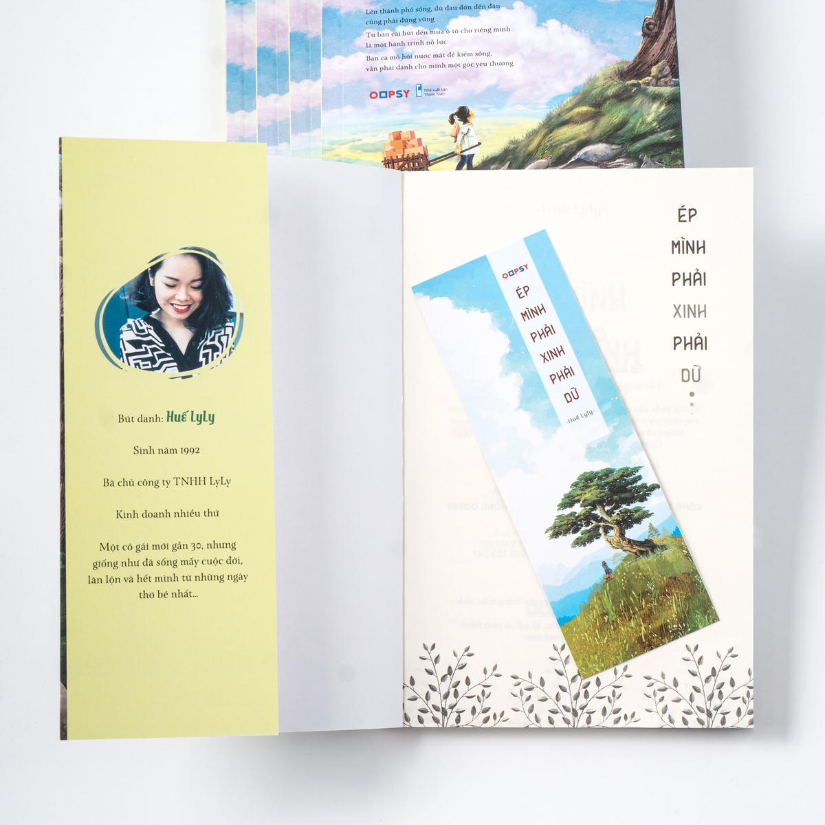 "Ép mình phải xinh phải dữ" do Công ty Cổ phần Văn hóa và Truyền thông OOPSY, NXB Thanh niên ấn hành.