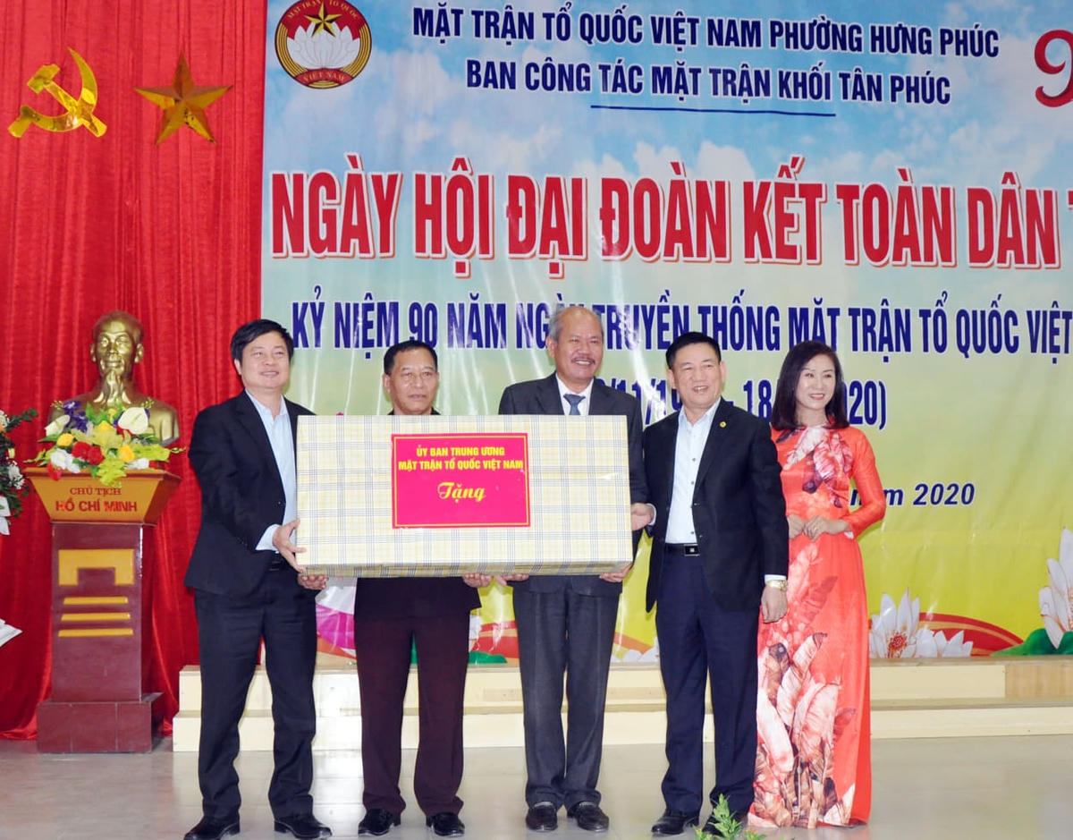 Tặng suất quà trị giá 5 triệu đồng cho cán bộ và nhân dân khối Tân Phúc