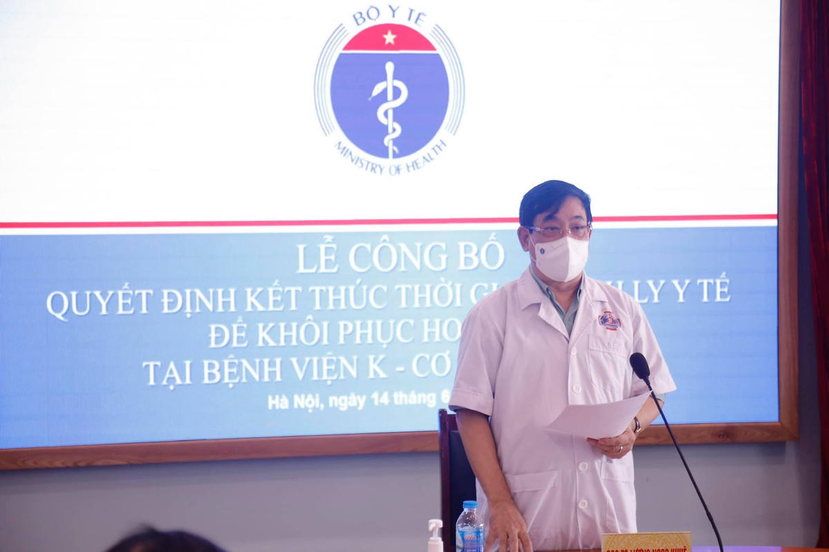 PGS.TS Lương Ngọc Khuê, Cục trưởng Cục Quản lý khám chữa bệnh, Phó trưởng Tiểu ban Điều trị - Ban Chỉ đạo quốc gia về phòng chống dịch Covid-19 phát biểu tại Lễ công bố. Ảnh: Bệnh viện K.