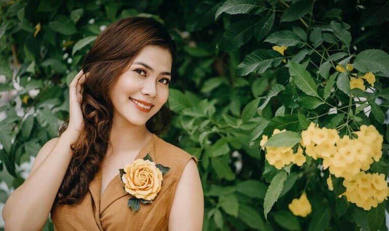 Chị Trần Phạm Phương Dung nghĩ cách “phù phép” những bông hoa tươi bằng vải với mong muốn lưu giữ hồn cốt của dân tộc Việt.