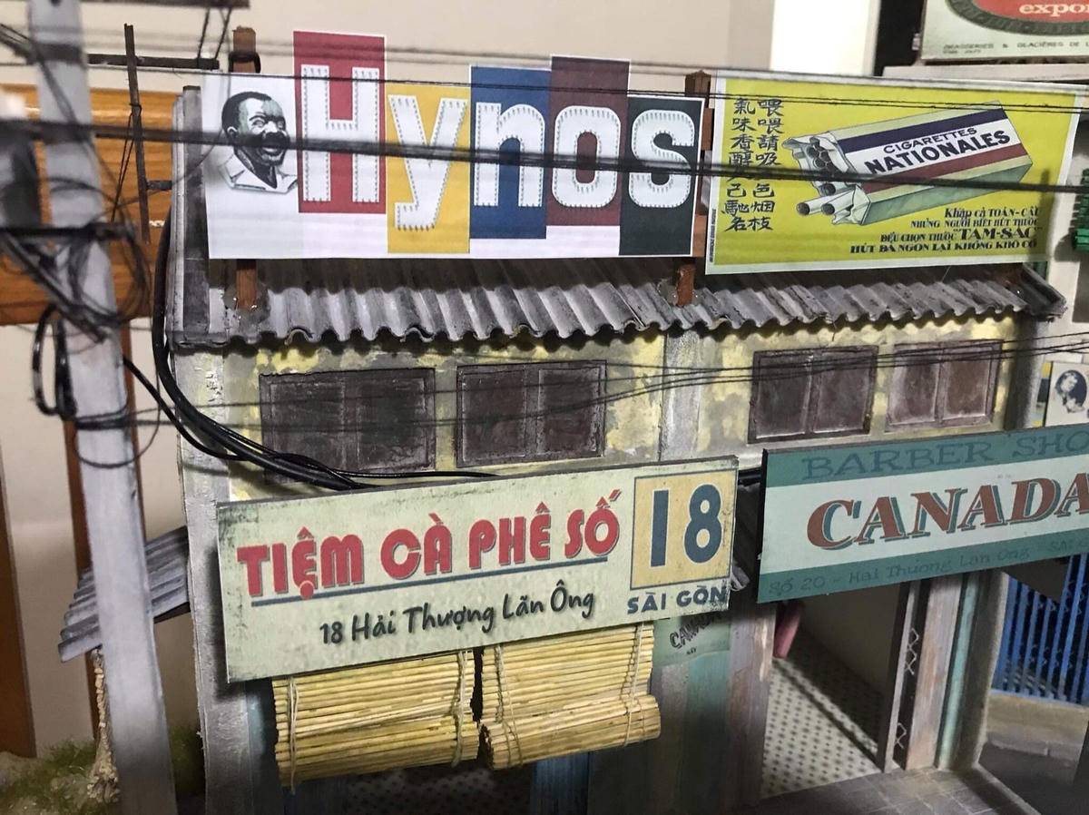 Tiệm cà phê trong câu chuyện của bố mẹ kể cũng khơi nguồn cảm hứng để chàng trai xứ Nghệ thực hiện mô hình tiểu cảnh Sài Gòn những năm 1968.