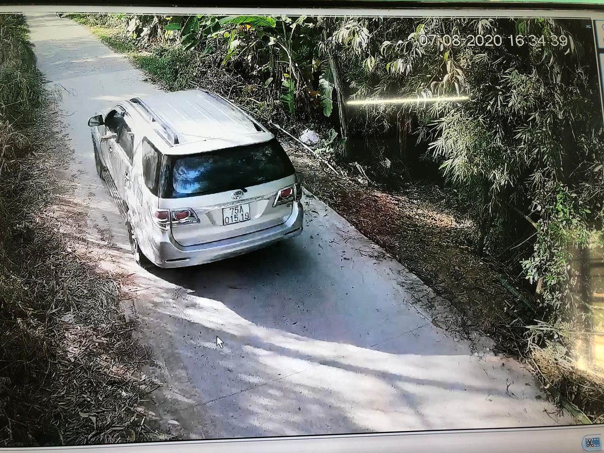 Hình ảnh camera an ninh ghi lại xe ô tô chạy dọc tuyến đường liên thôn, liên xã để tránh chốt kiểm dịch.