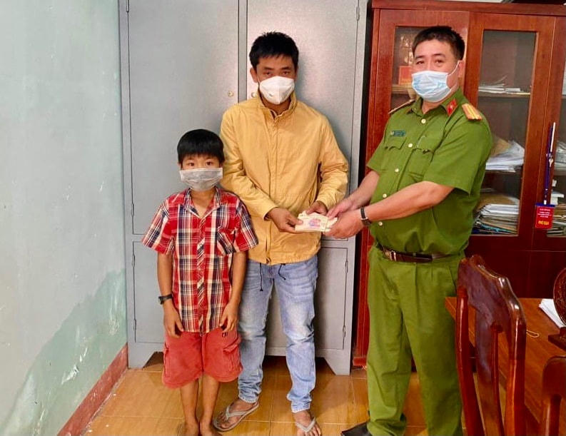 Công an xã đã trả lại số tiền cho anh Trung.
