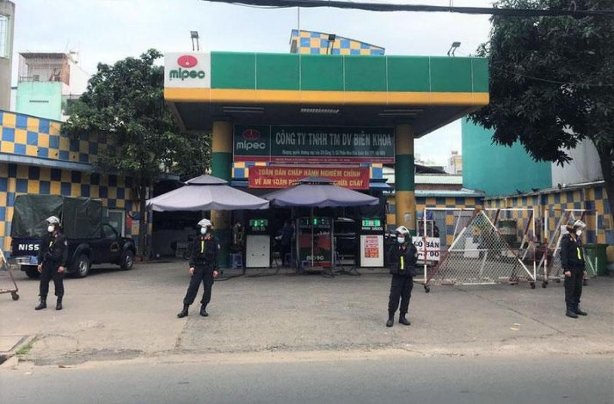 Lực lượng chức năng khám xét Công ty Biên Khoa. Ảnh: Công an Đồng Nai.
