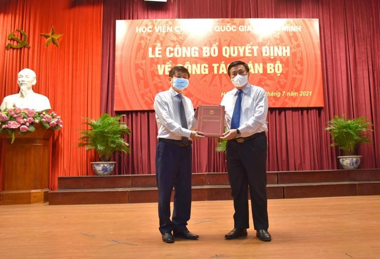 GS.TS Nguyễn Xuân Thắng, Ủy viên Bộ Chính trị, Giám đốc Học viện Chính trị quốc gia Hồ Chí Minh trao quyết định bổ nhiệm cho PGS.TS Phạm Minh Sơn. Ảnh: ajc.edu.vn.