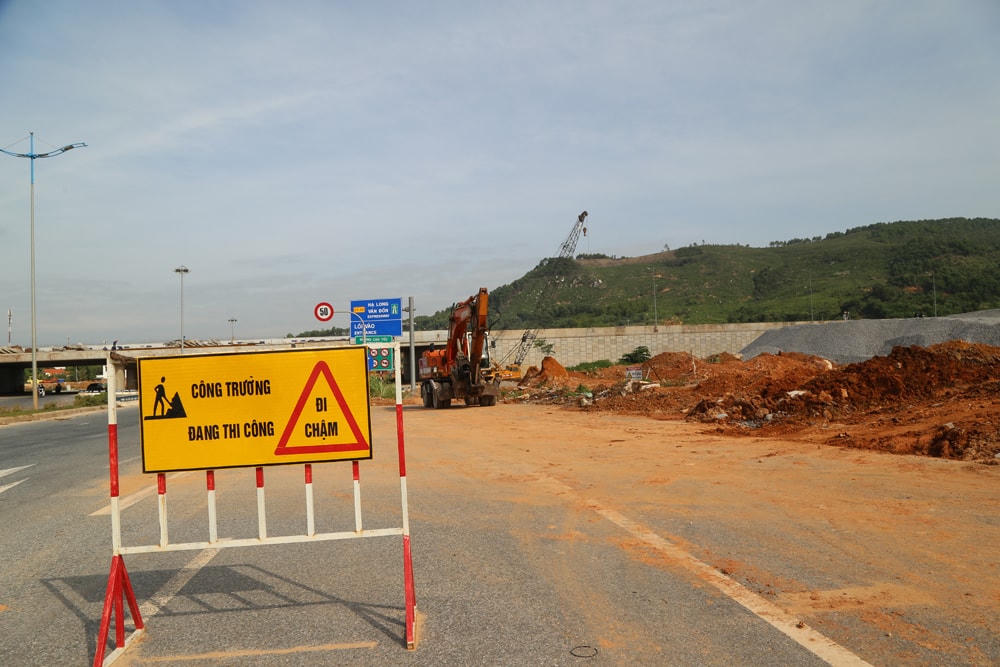 Đoạn đường đang thi công tại nút giao đường Minh Khai, phường Đại Yên, thành phố Hạ Long.