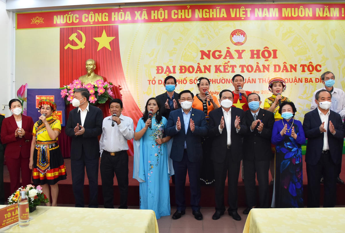 Các đại biểu tham dự Ngày hội đại đoàn kết tại Tổ dân phố số 6, phường Quán Thánh.
