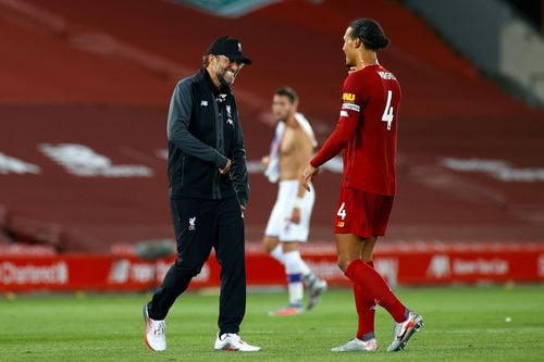 HLV Klopp (trái) mang tới những thành công liên tiếp cho Liverpool.