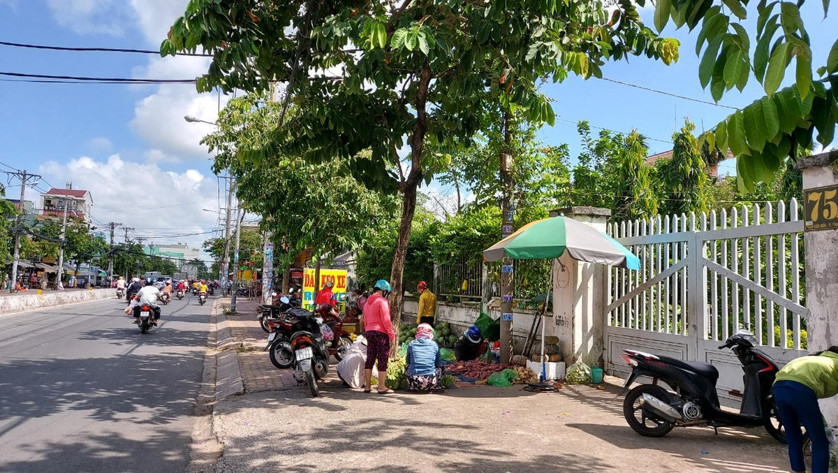 Người dân vẫn bày trái cây bán vô tư trên đường Phan Văn Hớn, Quận 12.