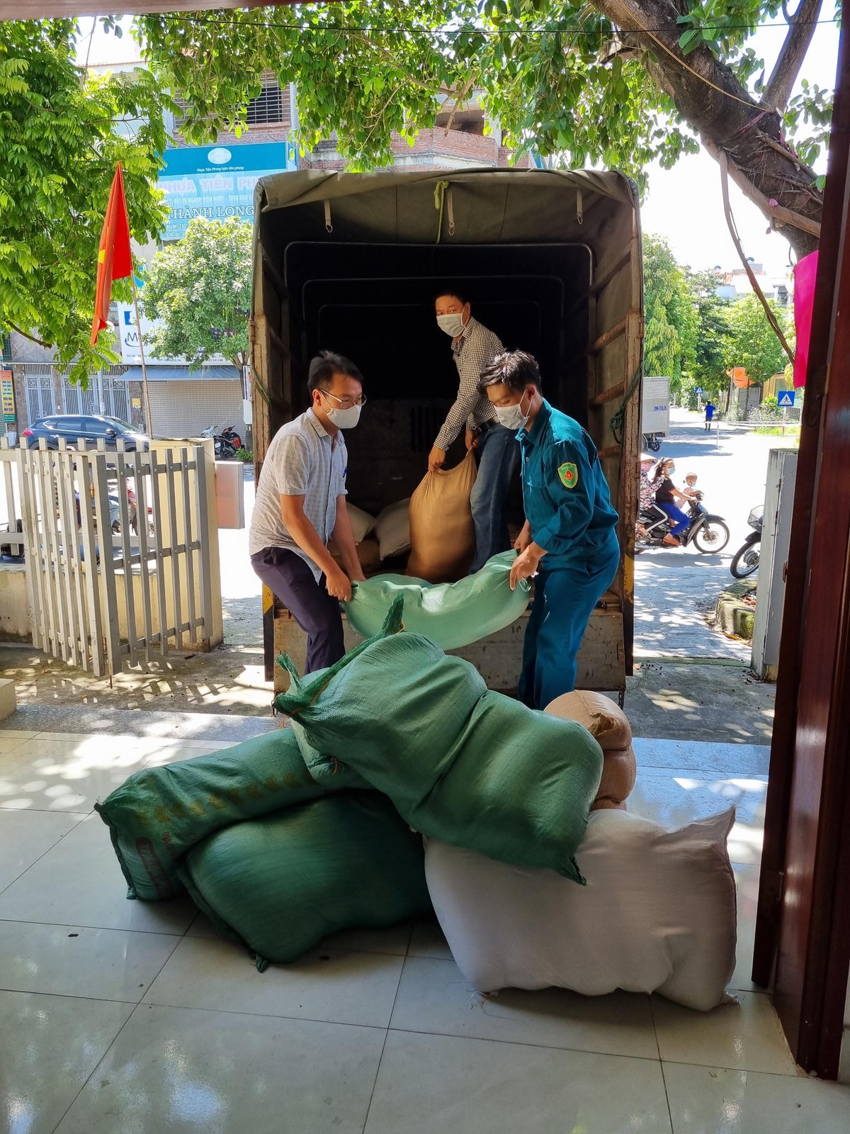 Những xe gạo được chở đến các điểm trao tặng quà cho bà con gặp khó khăn trên địa bàn .