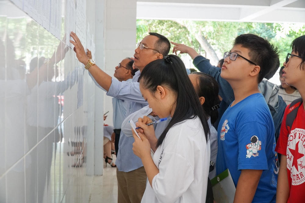 Hơn 2.000 thí sinh Nghệ An thi vào chuyên lớp 10