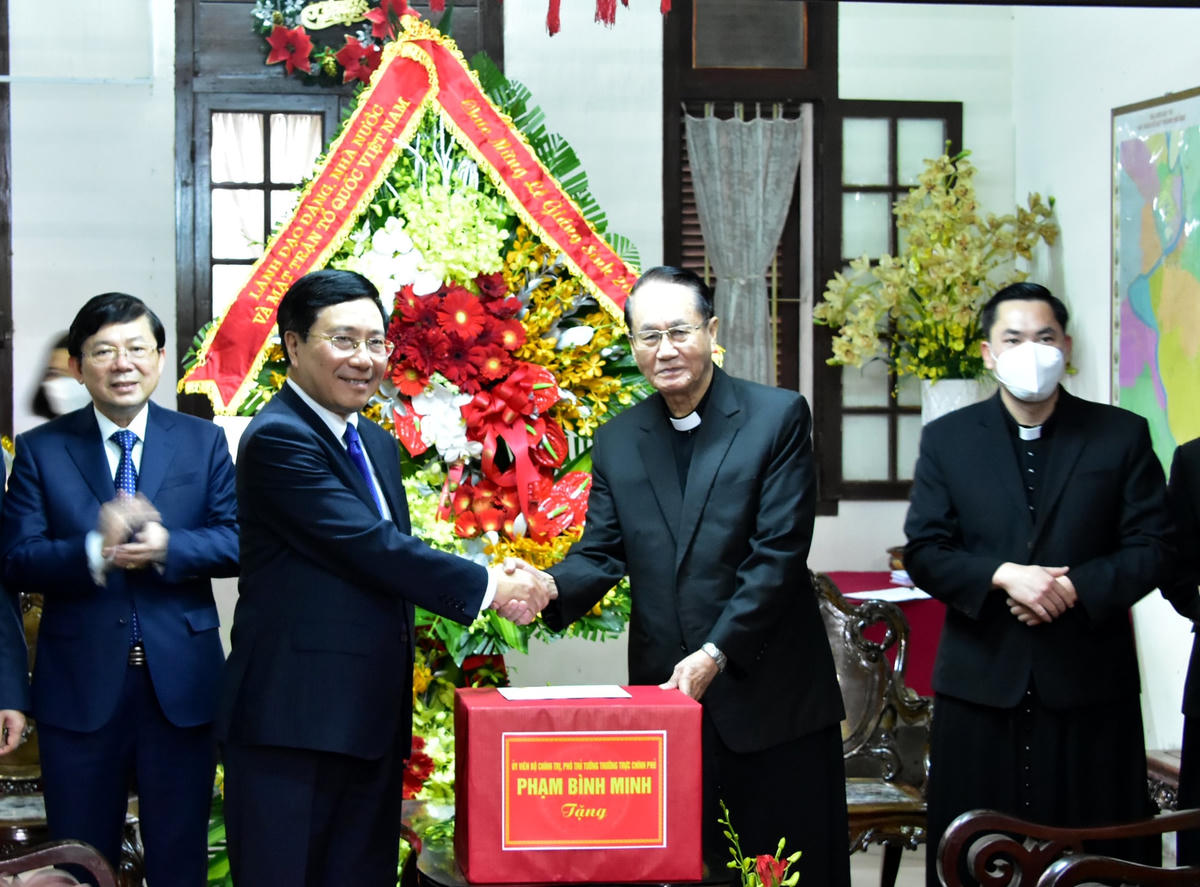 Phó Thủ tướng Thường trực Chính phủ Phạm Bình Minh tặng hoa chúc mừng tại Quản xứ Giáo xứ Chánh tòa Phủ Cam.