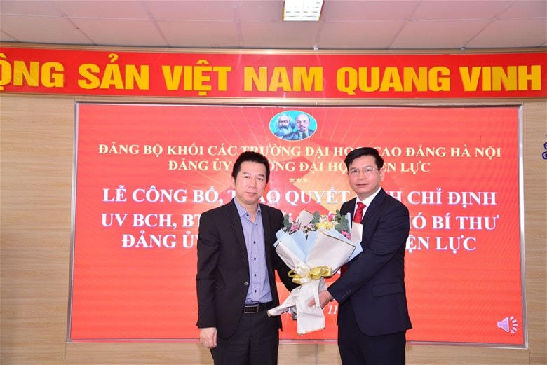 PGS.TS. Lê Anh Tuấn – Chủ tịch Hội đồng trường tặng hoa chúc mừng tân Phó Bí thư Đảng ủy Trường Đại học Điện lực.