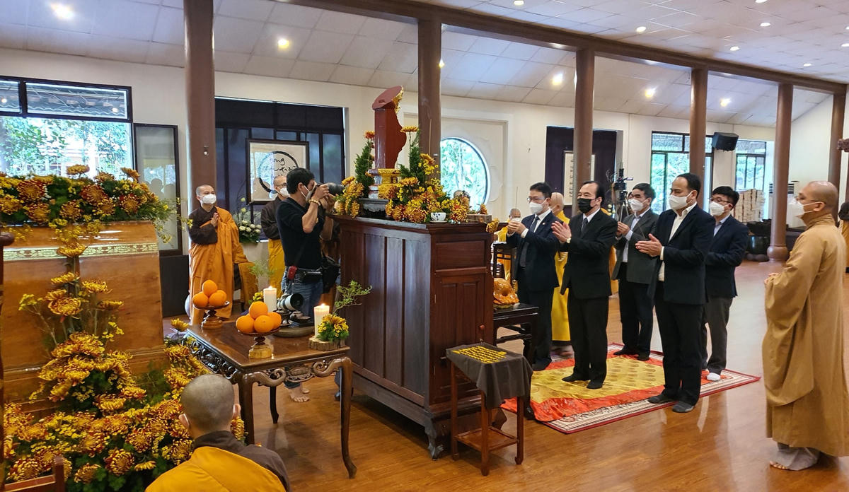 Phó Chủ tịch Ngô Sách Thực thắp hương viếng Thiền sư Thích Nhất Hạnh. Ảnh: Nguyễn Quốc.