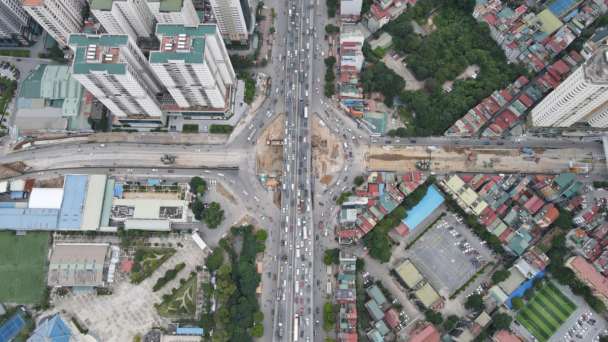 Dự án xây dựng hầm chui Lê Văn Lương được khởi công từ tháng 10/2020, với tổng mức đầu tư gần 700 tỷ đồng. Hầm chui được xây dựng trục thông hướng đường Lê Văn Lương, đi ngầm qua nút giao Khuất Duy Tiến - Tố Hữu.