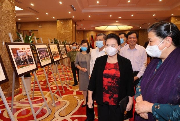 Chủ tịch Quốc hội Nguyễn Thị Kim Ngân kiểm tra gian trưng bày ảnh các hoạt động của AIPA. Ảnh: TTXVN.  