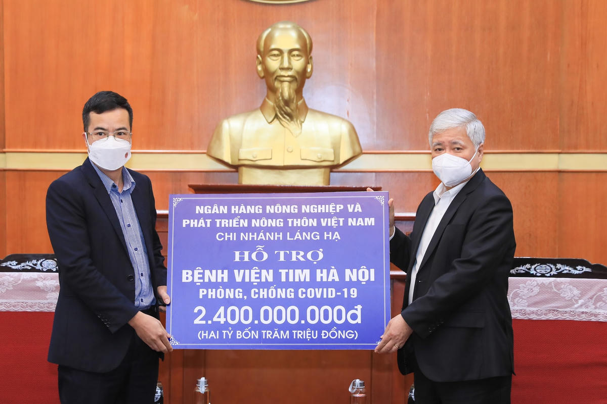 Chủ tịch Đỗ Văn Chiến tiếp nhận ủng hộ từ Ngân hàng Nông nghiệp và Phát triển nông thôn chi nhánh Láng Hạ.