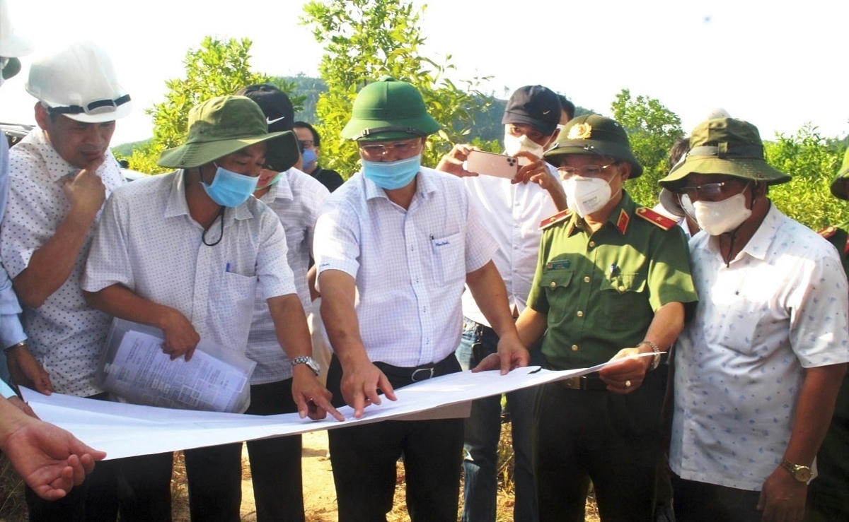 Ông Lê Trí Thanh (mũ cối xanh) chỉ đạo kiểm tra tại Lò 6, bãi vàng Bồng Miêu.