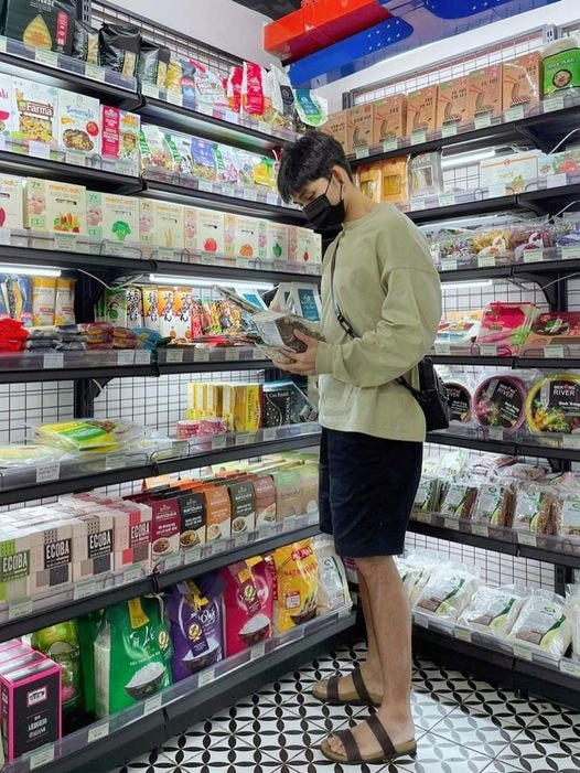 Jun Phạm đi siêu thị và chiêm nghiệm: “Đến một lúc, việc Shopping xa xỉ bỗng biến thành shopping gạo, muối, đường, sữa thì bạn hiểu bạn đã chính thức gia nhập U40 rồi!”.