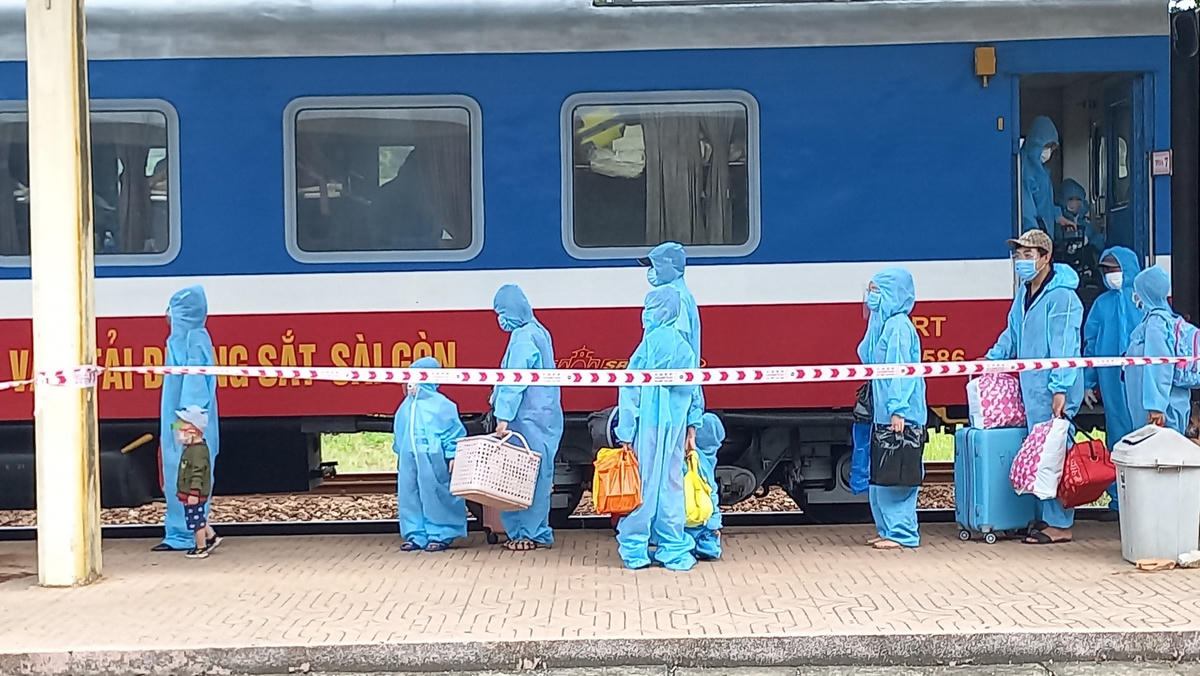 Nhiều em nhỏ đi cùng với bố mẹ từ vùng dịch TP Hồ Chí Minh được đưa về quê trên chuyến tàu lần này.