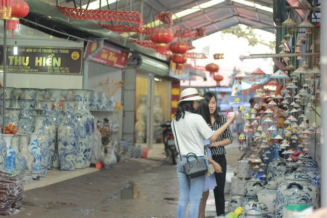 Du khách tham quan chợ gốm Bát Tràng. Nguồn: Dân trí.