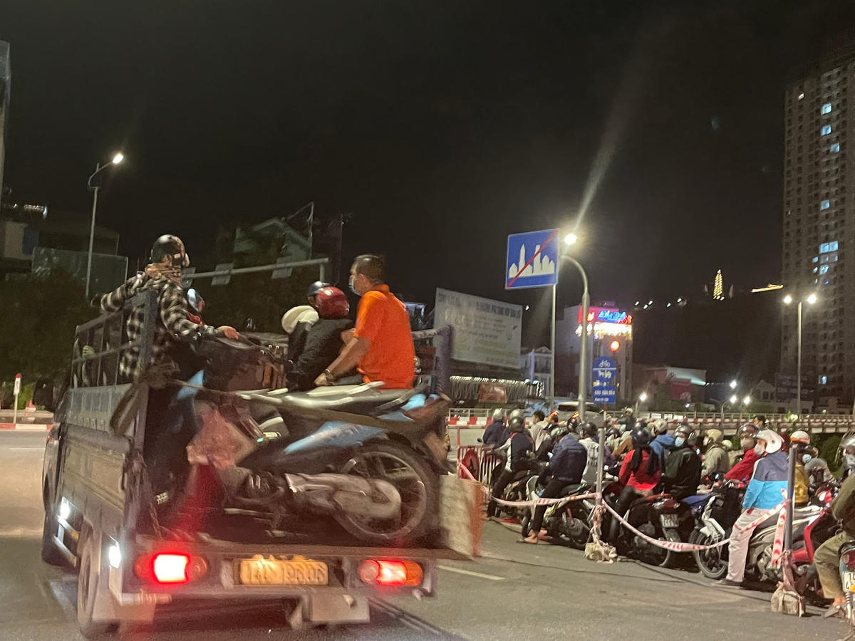 Quảng Ninh: Lực lượng chức năng hỗ trợ người dân qua cầu Bãi Cháy