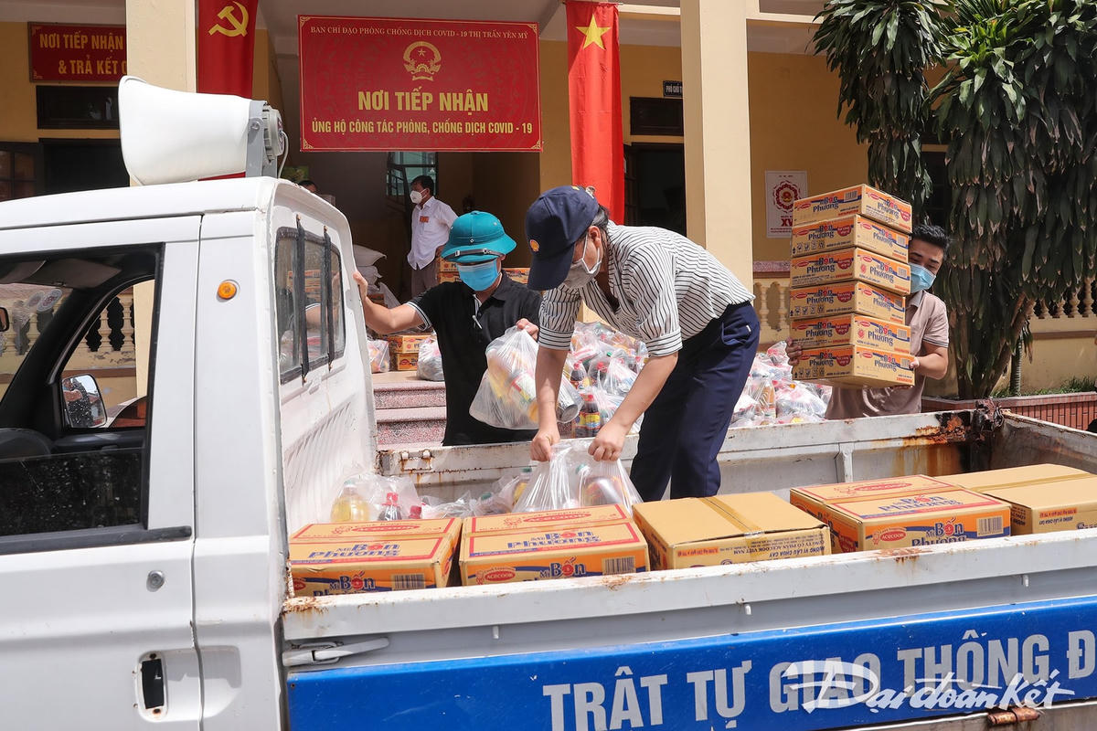  Một số tổ chức, cá nhân gửi các nhu yếu phẩm thiết yếu ủng hộ công tác phòng, chống dịch của thị trấn Yên Mỹ, huyện Yên Mỹ, Hưng Yên. 