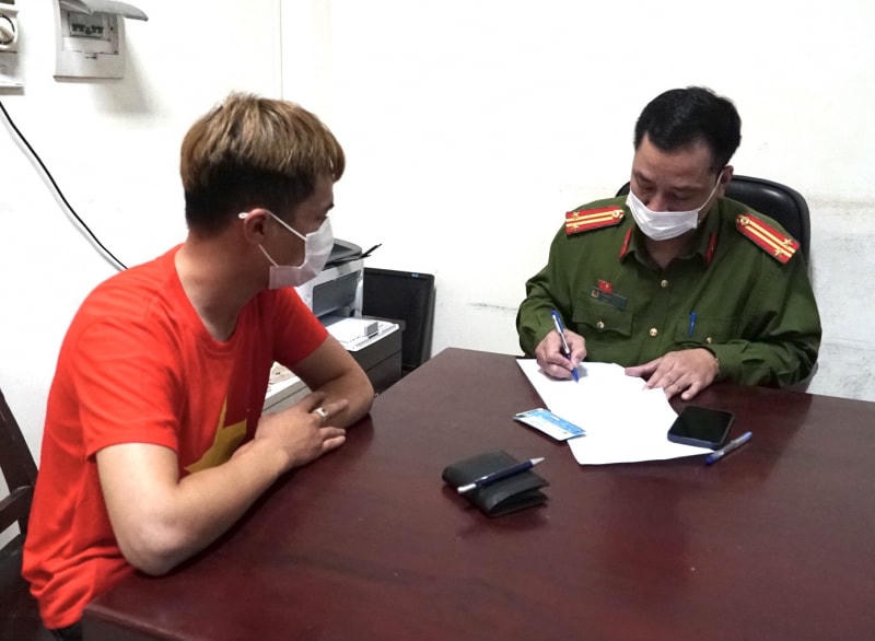 Công an lấy lời khai của đối tượng trong nhóm tổ chức làm giả test nhanh COVID-19