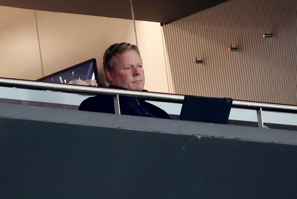 HLV Koeman ngồi khán đài chỉ đạo ở trận đấu này vì án phạt.