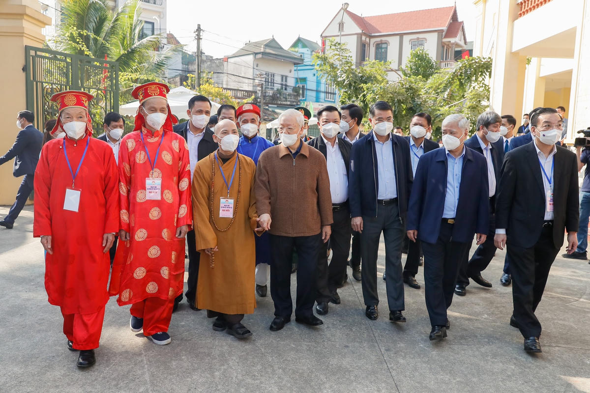 Tổng Bí thư Nguyễn Phú Trọng, Chủ tịch UBTƯ MTTQ Việt Nam Đỗ Văn Chiến dự Ngày hội Đại đoàn kết tại thôn 5, xã Yên Sở, huyện Hoài Đức, TP Hà Nội.