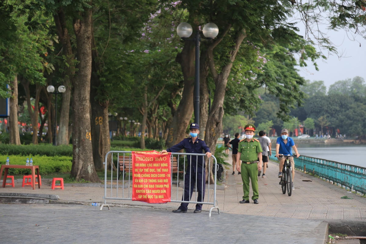 Mặc dù lực lượng Công an liên tục tuyên truyền, nhắc nhở nhưng vẫn còn nhiều người dân tập trung tại đây.