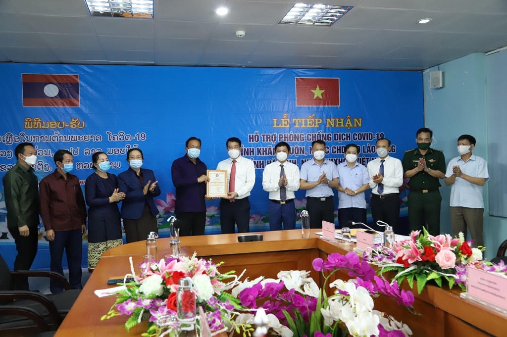 Phó Chủ tịch Thường trực HĐND tỉnh Hà Tĩnh Trần Tú Anh cùng lãnh đạo UBND tỉnh, MTTQ và các ban, ngành ghi nhận tấm lòng của  Đảng bộ, chính quyền và Nhân dân tỉnh Khăm Muộn.