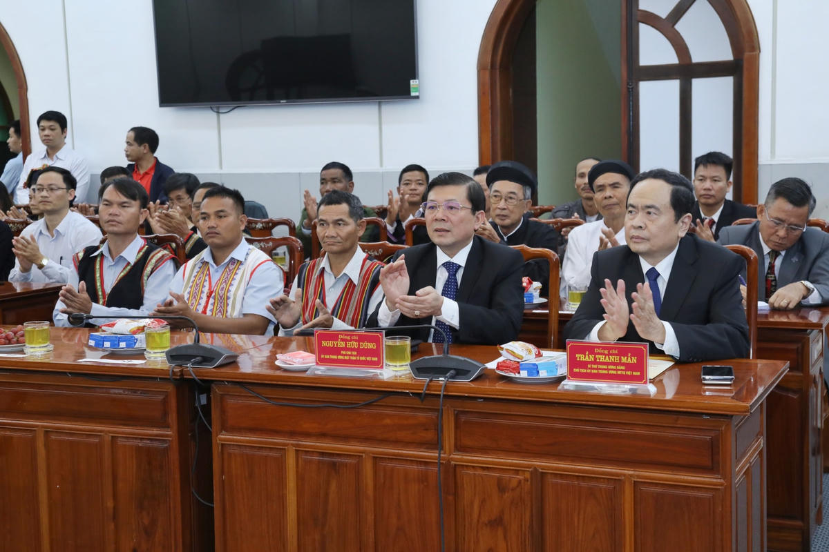Chủ tịch Trần Thanh Mẫn, Phó Chủ tịch Nguyễn Hữu Dũng cùng các đại biểu tại buổi gặp mặt.