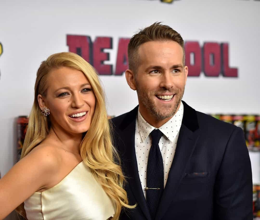 Ryan Reynolds đóng vai siêu anh hùng Marvel Deadpool và DC Green Lantern. Anh kết hôn với nữ diễn viên Blake Lively từ năm 2012, cặp đôi có với nhau hai mặt con.  