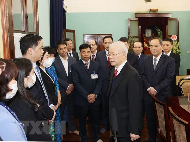 Tổng Bí thư, Chủ tịch nước Nguyễn Phú Trọng nói chuyện thân mật với cán bộ, nhân viên khu Di tích Chủ tịch Hồ Chí Minh ở Phủ Chủ tịch