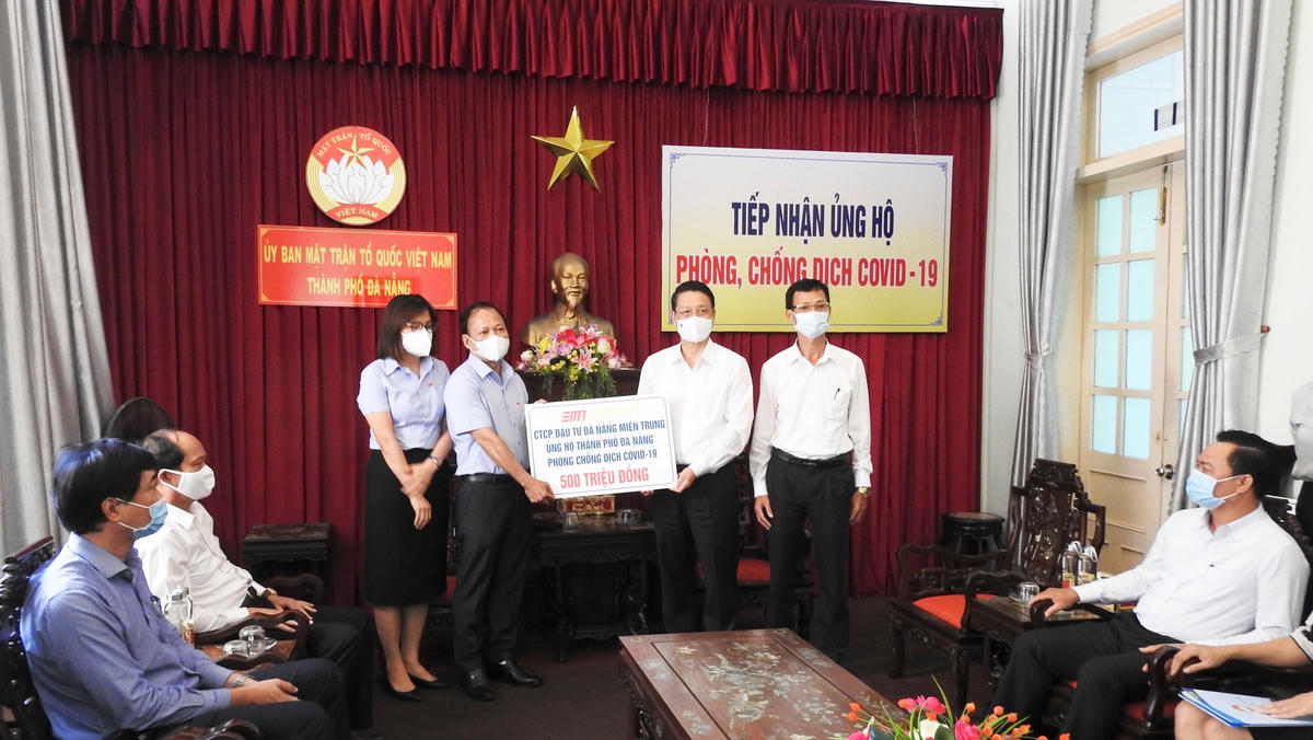 Thường trực Ủy ban MTTQ Việt Nam TP Đà Nẵng tiếp nhận 500 triệu đồng ủng hộ phòng, chống dịch Covid-19 từ đại diện Công ty CP đầu tư Đà Nẵng miền Trung. Ảnh: Thanh Tùng.