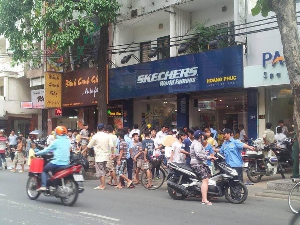 Người dân vẫn tập trung đông ở nhà thuốc