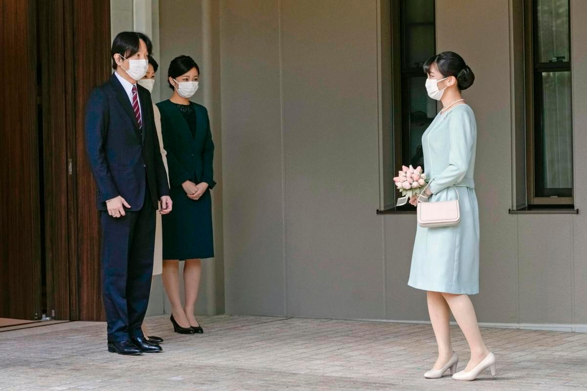 Công chúa Mako nói chuyện với cha mẹ là Thái tử Akishino, Công chúa Kiko và em gái là Công chúa Kako, trước khi rời cung điện. Ảnh: AP.