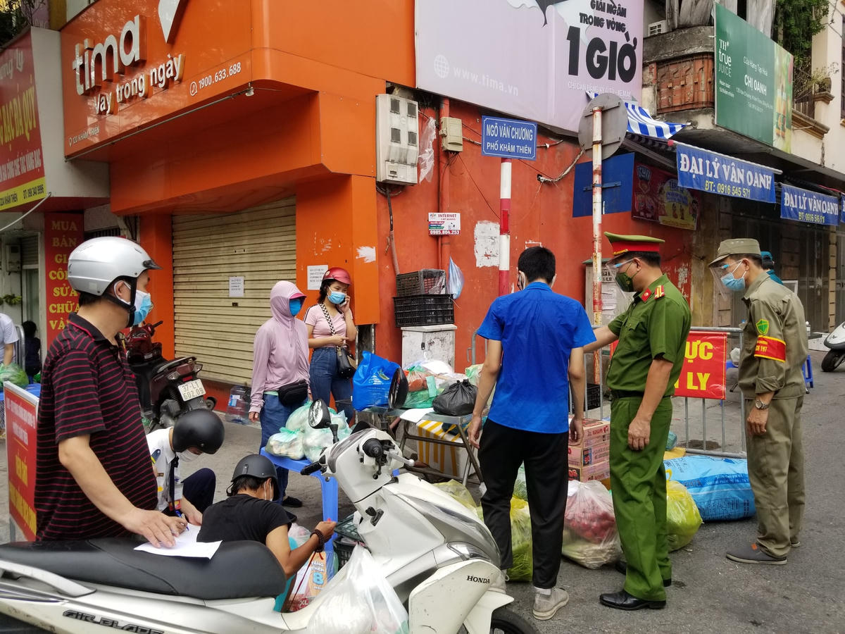 Ghi nhận tương tự tại chốt ngõ Văn Chương (phường Văn Chương), tất cả đồ tiếp tế vào trong khu cách ly đều được yêu cầu ghi rõ các thông tin cần thiết. 