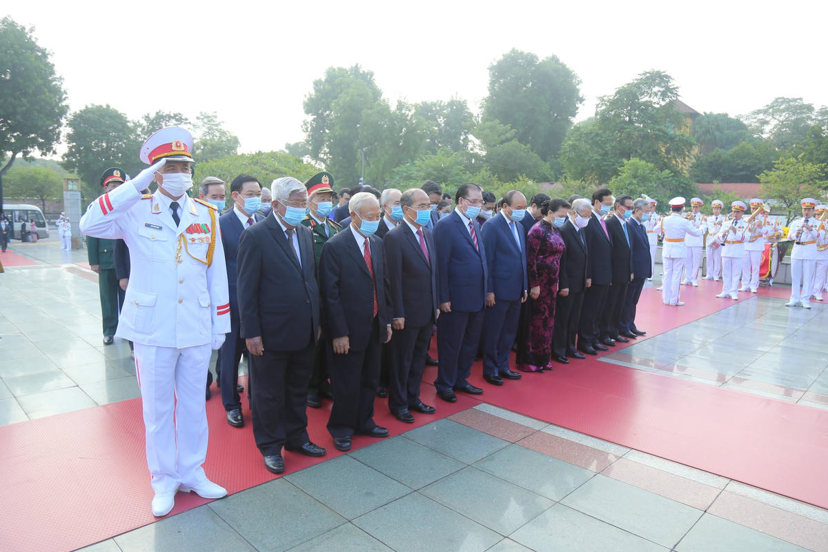 Các đồng chí lãnh đạo, nguyên lãnh đạo Đảng, Nhà nước, MTTQ Việt Nam dâng hương tưởng niệm các Anh hùng Liệt sỹ tại Đài tưởng niệm các Anh hùng Liệt sỹ Bắc Sơn.