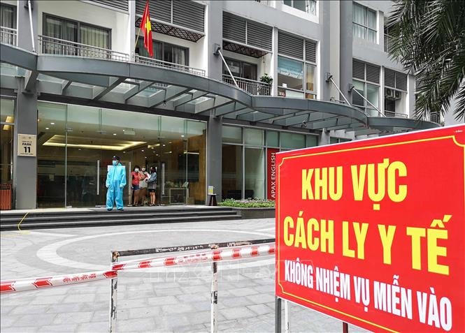 UBND phường Mai Động (quận Hoàng Mai, Hà Nội) đã cách ly y tế tòa nhà Park 11, Khu đô thị Times City, từ ngày 23/5. Ảnh: TTXVN.