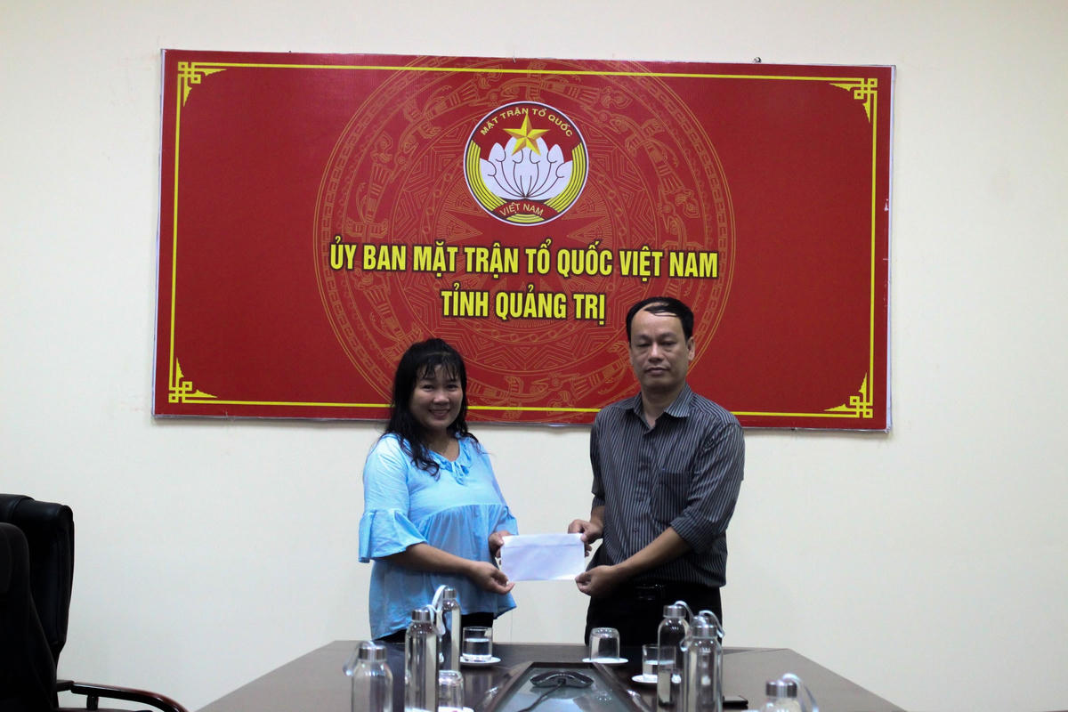 Bà Bùi Kim Phụng thay mặt các nhà hảo tâm trao tặng số tiền 150 triệu đồng ủng hộ người dân bị ảnh hưởng bởi mưa lũ.