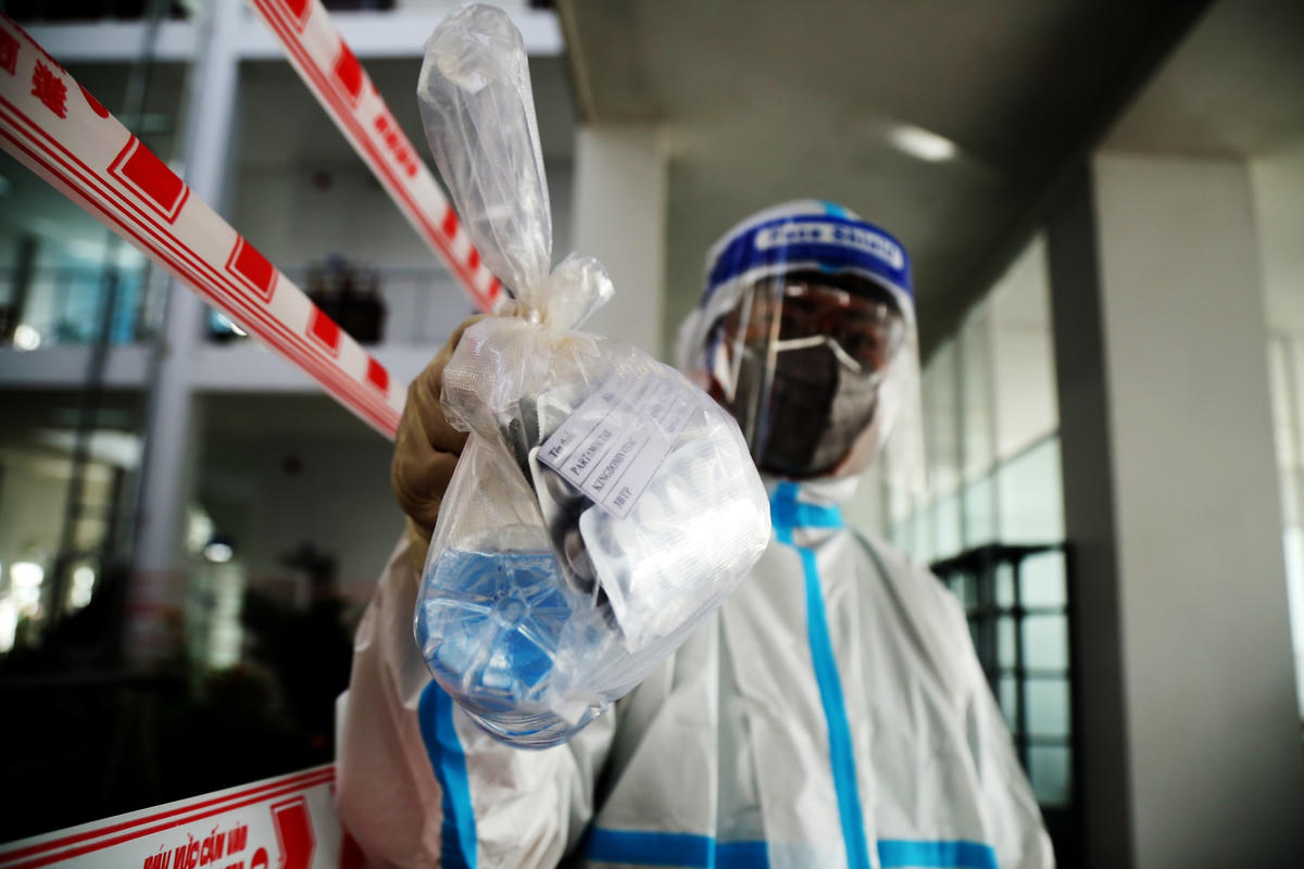 Đội ngũ y bác sĩ đã chuẩn bị sẵn thuốc và nước lọc vào bọc phát cho các bệnh nhân vào điều trị tại bệnh viện.  