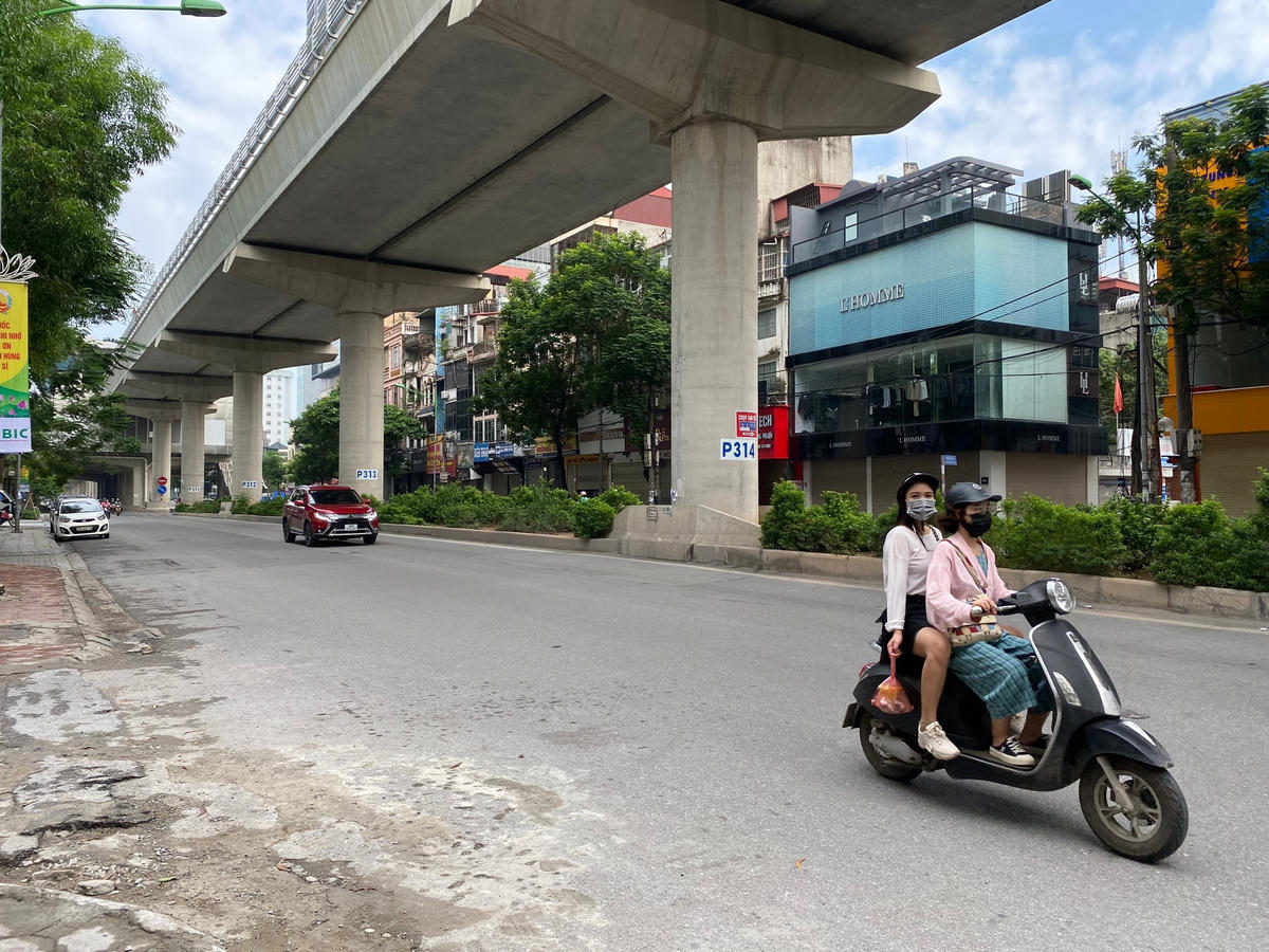 [ẢNH] Đường phố Thủ đô nơi vắng vẻ, nơi đông đúc trong ngày đầu giãn cách
