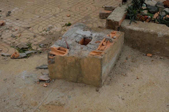 Trụ cổng trường bất ngờ đổ sập ở Đắk Nông.