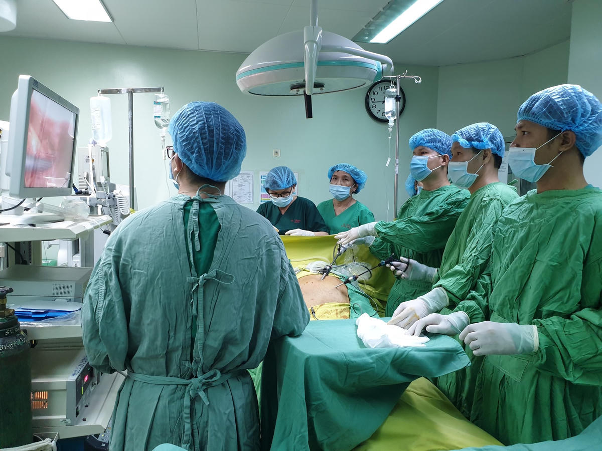 Ê kíp phẫu thuật cho bệnh nhân L 