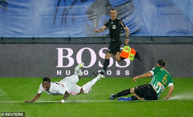 Real Betis chơi khá rắn, đáng chú ý là tình huống Victor Ruiz vào bóng thô bạo với Vinicius Junior.