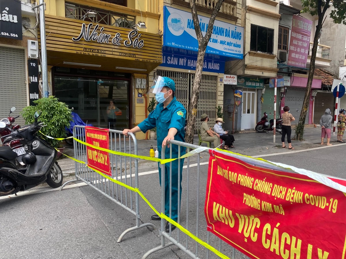 [ẢNH] Hà Nội phong tỏa tạm thời một đoạn phố Sơn Tây do liên quan 2 ca dương tính