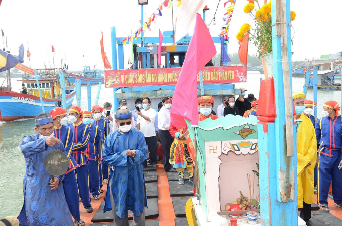 Ngư dân xã Bình Thạnh làm lễ nghinh thần Nam Hải.